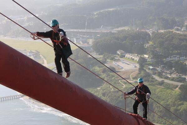 GGBridge's tweet image. A day in the life of a Golden Gate Bridge worker - ELECTRICIANS inspect navigation lights on the main cable