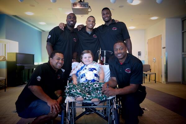 mikehartff's tweet photo. @StevieBrown27 @LataviusM @tyvonbranch @MHart2032 @TaiwanJonesNFL at @UpstateGolisano #CNYFA http://t.co/5UM6LN9YcM