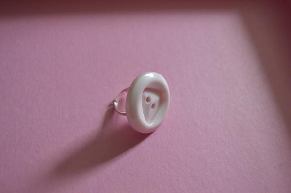AlyMarinaCraft's tweet image. Adjustable pink button ring, £2.50 including postage #womaninbiz #buttoncraft