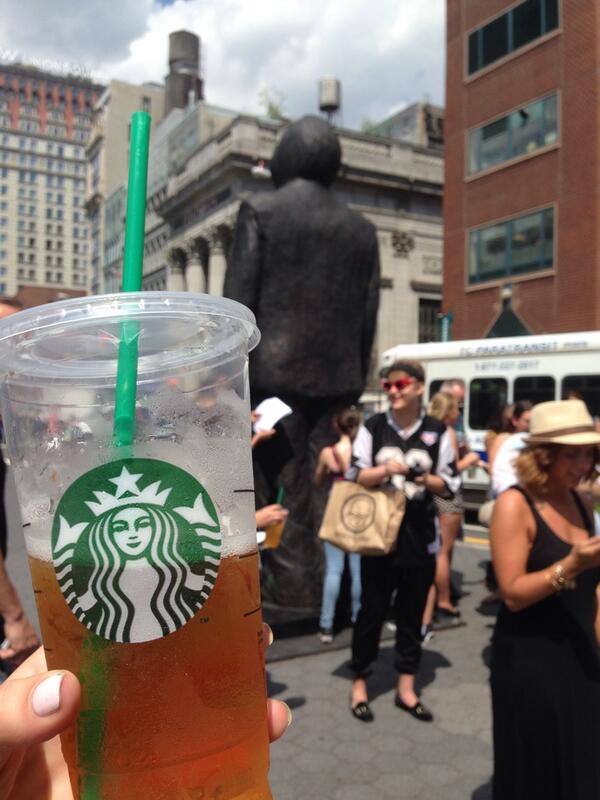 TheVoiceCasting's tweet photo. 30 min left for #FlashCasting! @NBCTheVoice #TheVoice @Starbucks http://t.co/0qCPsRzer9