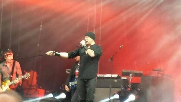 1OOpour1OOFans's tweet photo. #LeGrandAmour est en marche à #Cosnes ! @ObispoPascal enflamme la scène ! Merci Brigitte pour ce partage. http://t.co/XLulfJyl0L