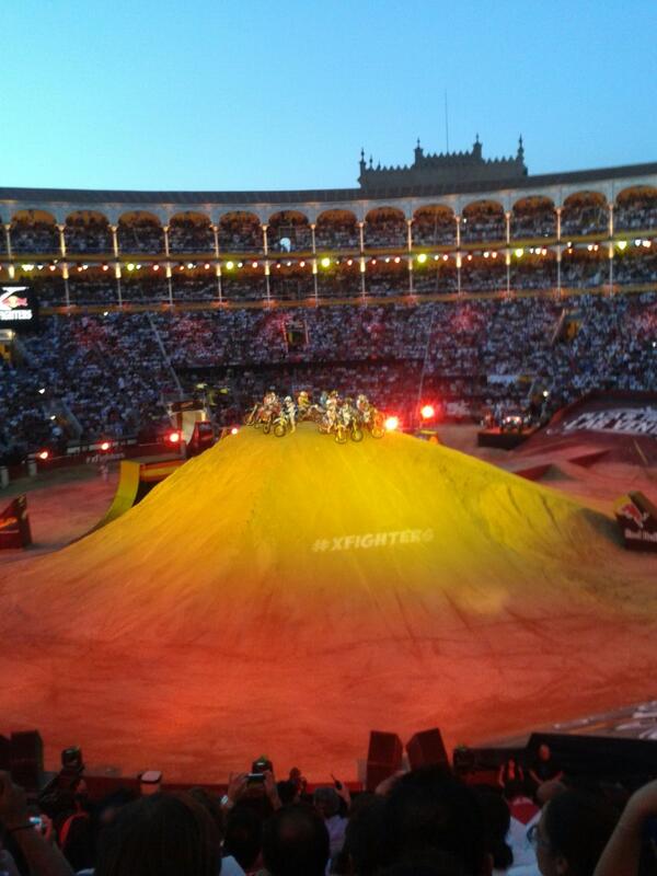 belenadj's tweet photo. Disfrutando del red bull xfighters con marta remartinez http://t.co/dAn9lMw8AR