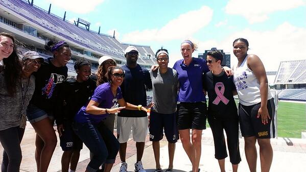 Geoffrey_Craig's tweet image. More #chillin4charity from @TCUWbasketball, @RaeganPebleyTCU, &amp;amp; #TCUAlumni @LT_21 youtube.com/watch?v=9UsPo-…