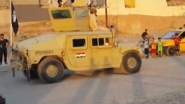 JulianRoepcke's tweet photo. #ISIS humvee in #Mosul.

#worst_case http://t.co/pJkCd11FmL