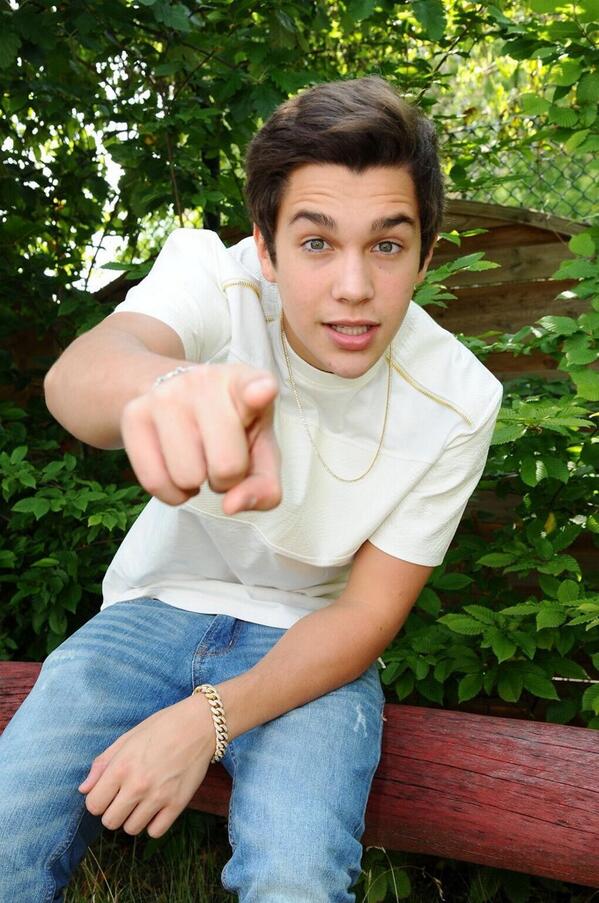 mahomie_team's tweet image. Austin before his show in Berlin! #1