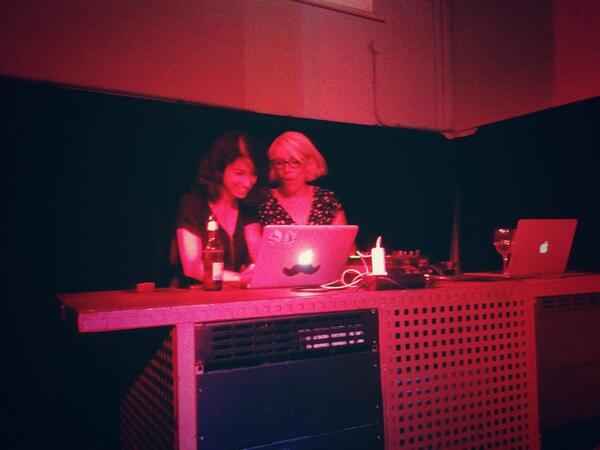 bridgingbcn's tweet photo. Sona bona música a la festa de fi de curs de Bridgingbcn! http://t.co/L3N91x4sB6