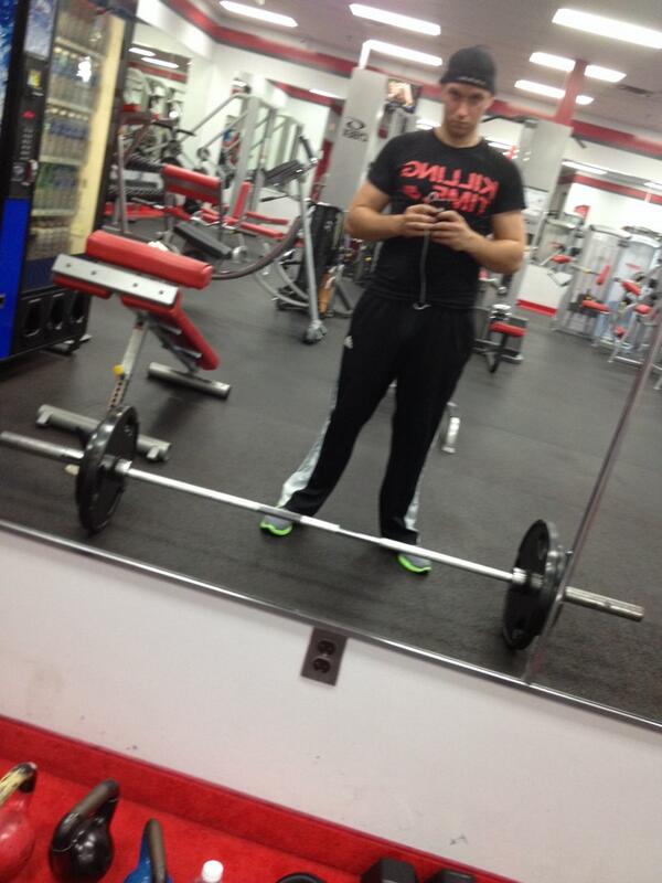 JoeyEmm's tweet photo. @MythicRaiding @MythicChyshen pre drunk flex workout! Gotta keep my girly figure! #viôlence http://t.co/dXKQqD4pfg