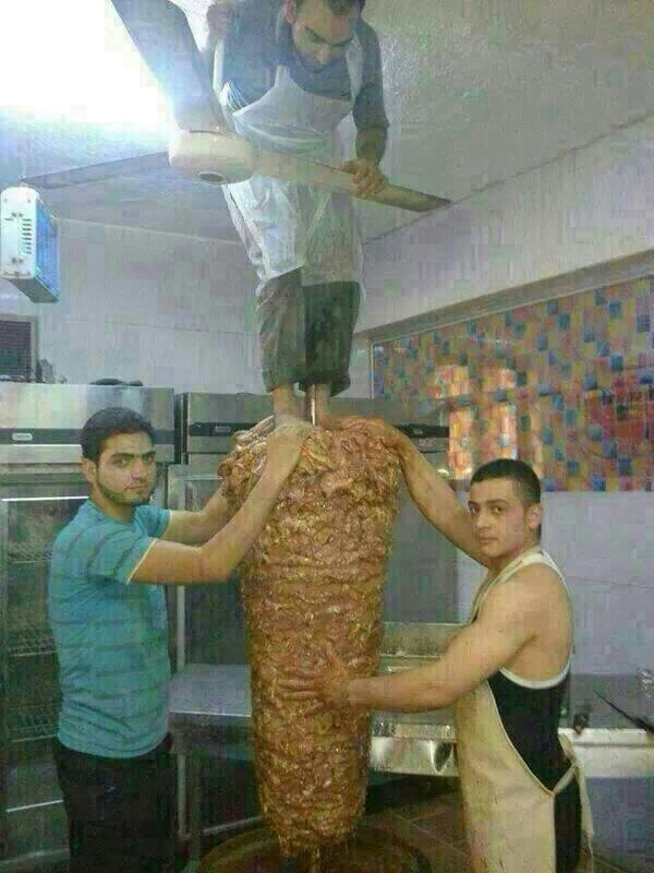 S5Su's tweet photo. الصوره هذي خلتني اكره الشاورما
حسبي الله عليهم الوصخين .. http://t.co/rTcO7eYBaW