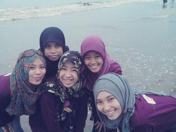ecaawilly's tweet photo. RT @tyan_nk: @susi_rusdiani @ndawindadwi @ecaawilly at anyer beach http://t.co/VgwrkWJAJx
