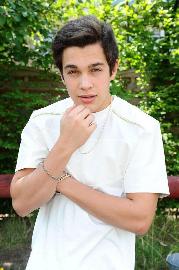 mahomie_team's tweet image. Austin before his show in Berlin! #2