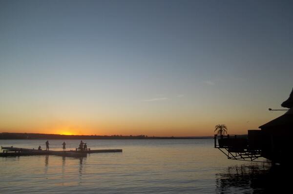 df_capital's tweet photo. O entardecer de hoje no Lago Paranoá. http://t.co/o5B48YaYNq