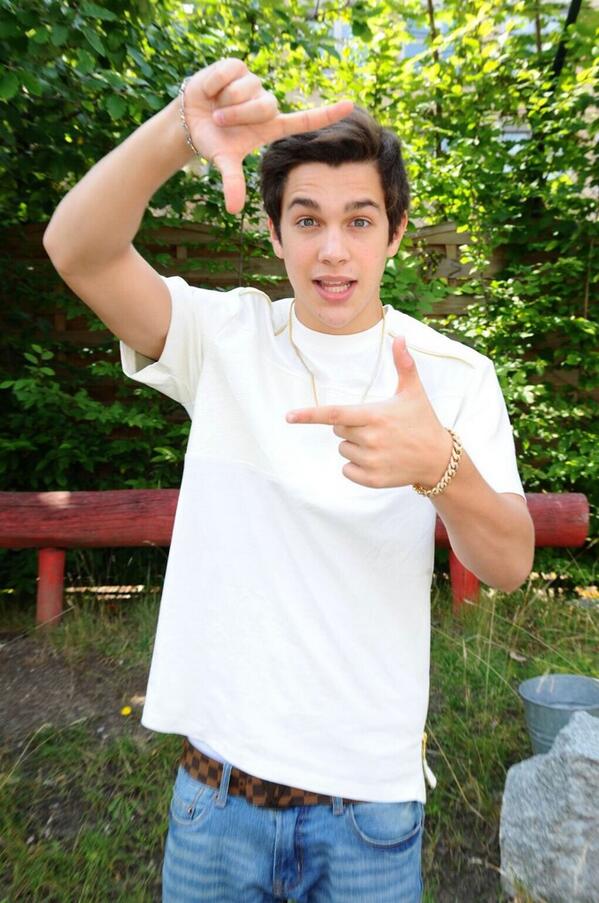 mahomie_team's tweet image. Austin before his show in Berlin! #3