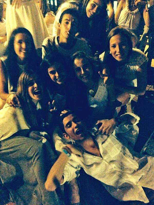 Nataliadezeo's tweet photo. Buena fiesta @almu_villar @PestanoSofia @Lauritapinton @NiniGarciaTorre @Diego_Ruiz_Rios 💃💃💄👑🎉🎊🎶 http://t.co/JtiIgTsRuh