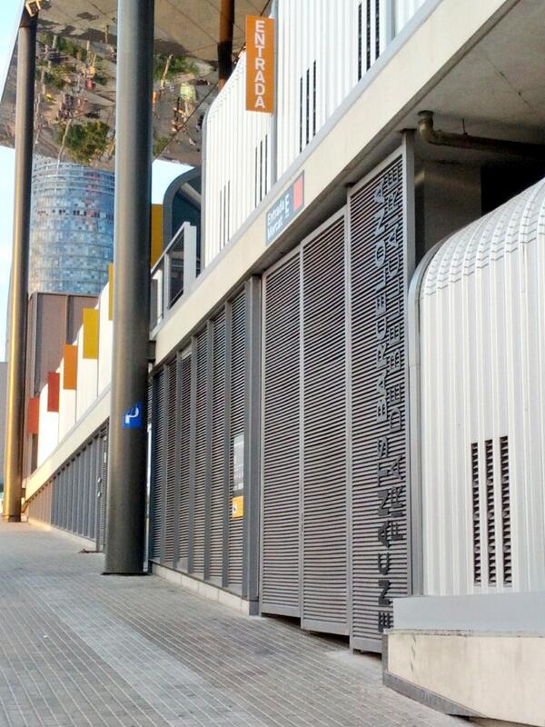 FerranSimarro's tweet photo. Entrada parking + columna + P = #baddesign @MoritzBarcelona @fadbarcelona http://t.co/KgfTG8yPgg