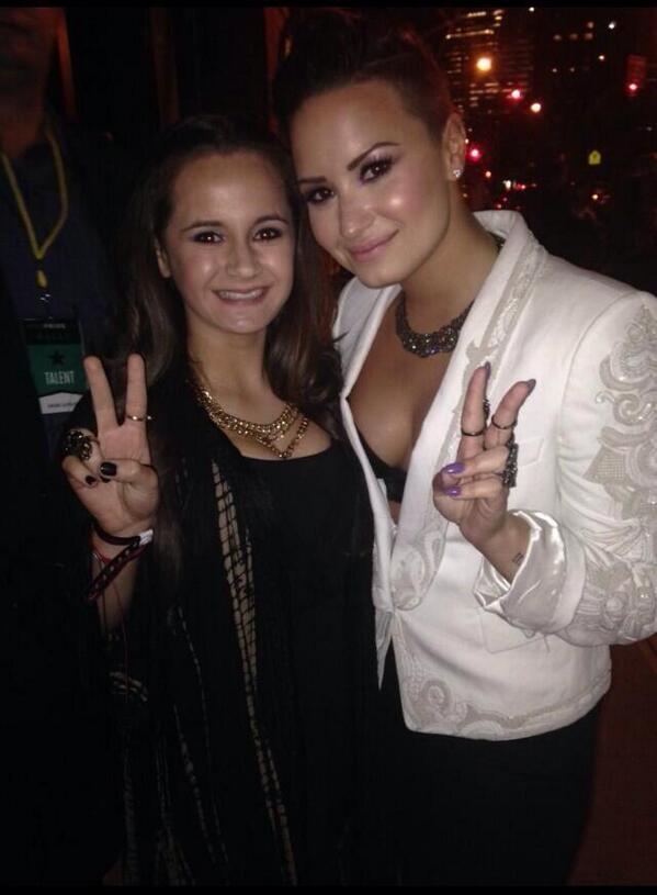 demetriaaalove's tweet photo. Demi Lovato with fans in New York - June 27th #13 http://t.co/EaWa2Q7m8w