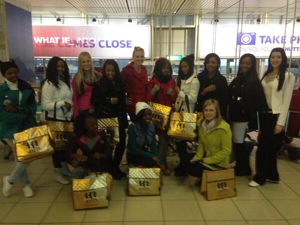 LimpopoModeling's tweet photo. @CapeTown here we come #PhotoShoot @IamGailM @IamMoloTo_Dee @iamRotenda @Teenieteebo @JeannneeMari @Katrynbutterfly http://t.co/LhjaMiYTCT