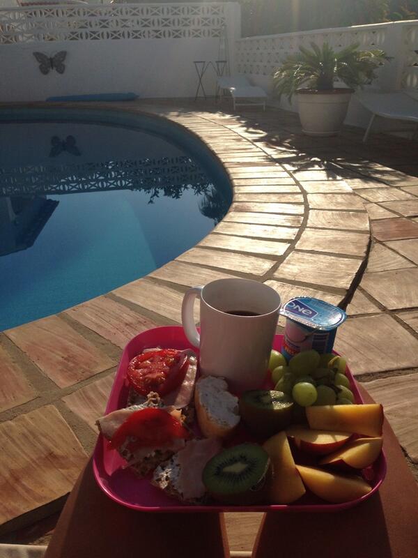 strandsofia's tweet photo. Sista frukosten och sista morgonkaffet vid poolen☕️😔 http://t.co/1K10hPqtOF