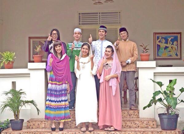 auraranoegroho's tweet photo. kami keluarga besar "siti bling2 mengejar cinta pertama" mengucapkan selamat menunaikan ibadah puasa 1435H. http://t.co/CvLP630MK4