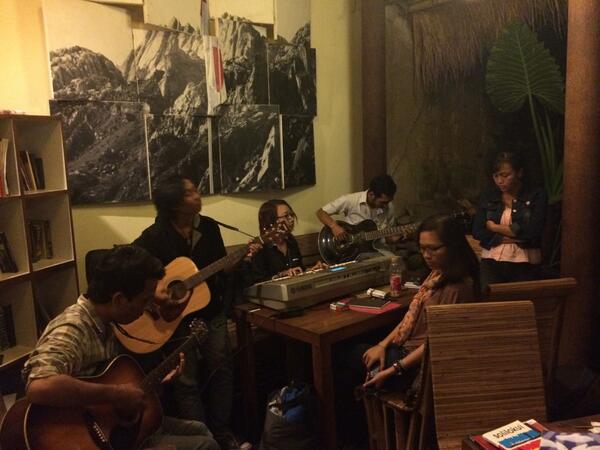MalamPuisiBali's tweet photo. Inilah penampilan dari Pohon Kita memusikalisasikan Aku Ingin dari Sapardi Djoko Damono. Khusyuk. :") http://t.co/GoJXLxXmW0