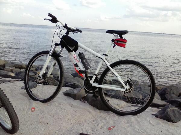 SentosaDeny's tweet photo. Aku &amp; sepeda besiku http://t.co/AiL6FDzzwU