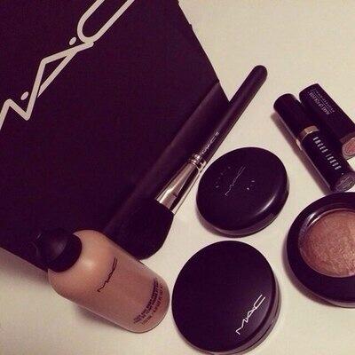 MakeupNotebook's tweet image. What do we love ladies? M A C 😍💯