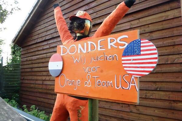 RDVoornePutten's tweet photo. De molûk is na vijf jaar terug in Tinte: vogelverschrikkers in tuinen met een grappige boodschap. #ADRD #VoornePutten http://t.co/DKgLxOr49s