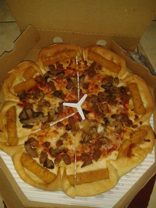 Fennyadnt's tweet photo. Pizza hut #PekanBaru http://t.co/iwXj10uf7l