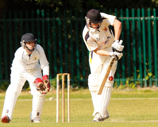 Walmleycc's tweet image. "@hgt0: Chasing @KWardens' 304-6, @WalmleyCC slipped to 77-3, but steadied by @Biss93 (37*) in UK club #cricket. http://t.co/L4EjbiD8r6"