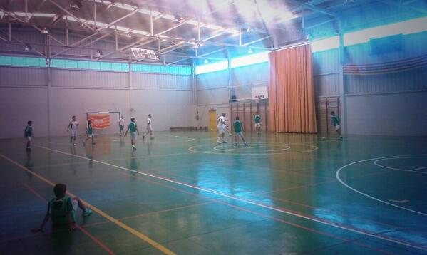 CEPID_'s tweet photo. El equipo senior del @MontalbnFS jugando con los chicos del Clinic. Creando cantera http://t.co/ENPLOZJAco