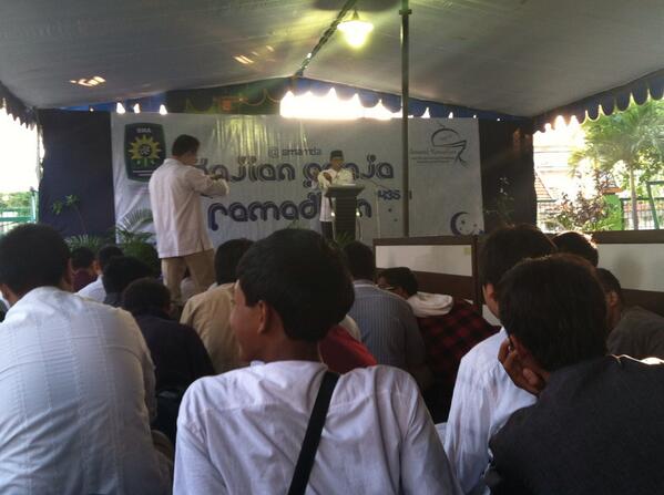 mauriceaakbar's tweet photo. Kajian senja @smamdasurabaya dgn pak H.Masfuk, eks.bupati Lamongan :) http://t.co/pWX3FuCUWy