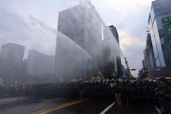 PRESSIAN_news's tweet image. 28일 오후 민주노총 집회 후, 10여 명 이상이 보신각 앞에서 연행됐습니다. 이 과정에서 살수차가 동원됐는데요, 현장 상황을 &amp;lt;미디어충청&amp;gt; 정운 기자가 전해줬습니다.