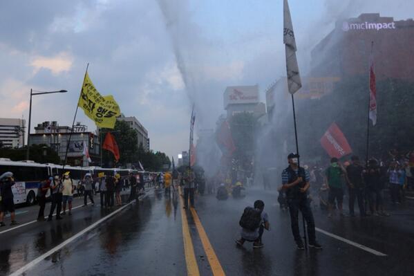 PRESSIAN_news's tweet image. 28일 오후 민주노총 집회 후, 10여 명 이상이 보신각 앞에서 연행됐습니다. 이 과정에서 살수차가 동원됐는데요, 현장 상황을 &amp;lt;미디어충청&amp;gt; 정운 기자가 전해줬습니다.