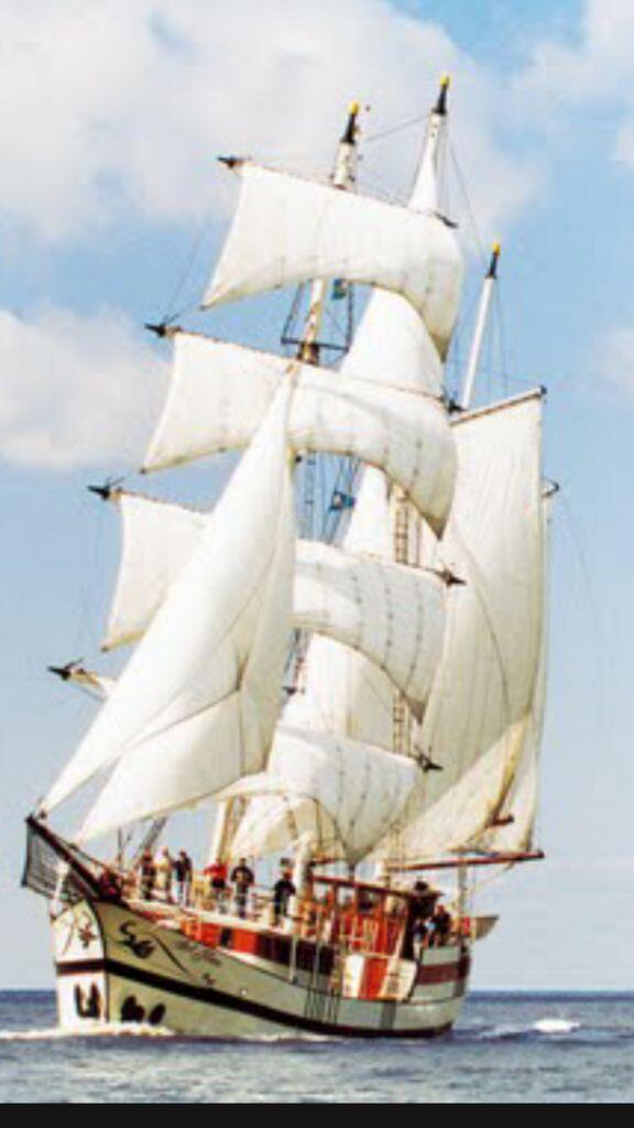 Vanavond zeilen wij met 80 gezellige mensen op dit schip onder een strakke blauwe hemel!