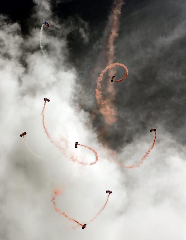 ArmedForcesDay's tweet photo. The Red Devils Parachute team at Stirling #Spectacular http://t.co/djkGcTWc7A