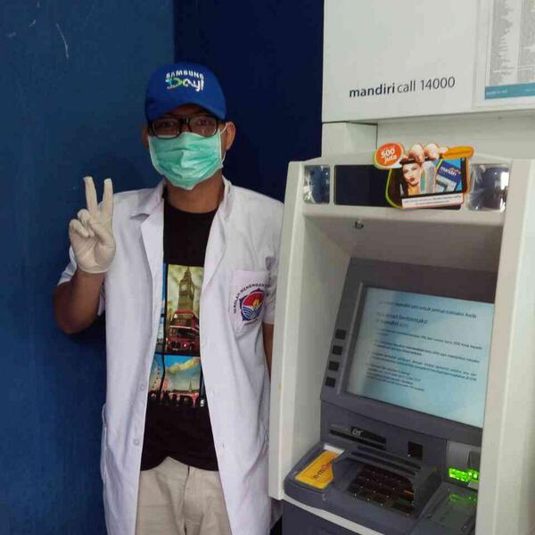 gerradean's tweet photo. Bismillah, sekali2 semoga berkah. #selfiemandiriatm #teknikui ATM Mandiri FE UI. @mandirifiesta http://t.co/K4OYNgq5nN