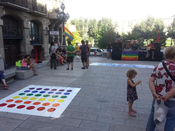 Indignats_L's tweet photo. Tot a punt a la plaça san Francesc per commemorar el dia de l'alliberament #LGTB. Apropeu-vos! http://t.co/QhhmSMHJy8