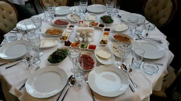 Ramazan ayının ilk gününde,iftar saati yaklaşırken misafirlerimiz için hazırlanan sofralarımız hazır...