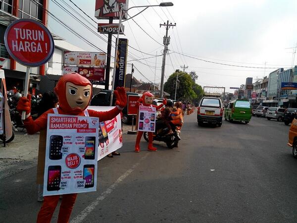 Smartfren_NS's tweet photo. #Cluster4#siantar..woro-woro promo ramadhan weekend WAJIB BELI... TURUN HARGA!!!!! At suzuya http://t.co/ht7cwE4FUQ