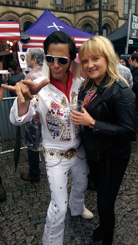marcandyb's tweet photo. “@grillstock: Is he hungry today? Fan photos with Elvis. http://t.co/nAk1qppWBf”@joeiselvis #joeiselvis