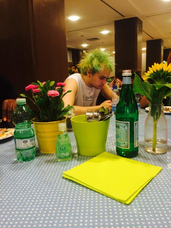 Calum5SOS's tweet photo. Green day http://t.co/GxdClHtfHF