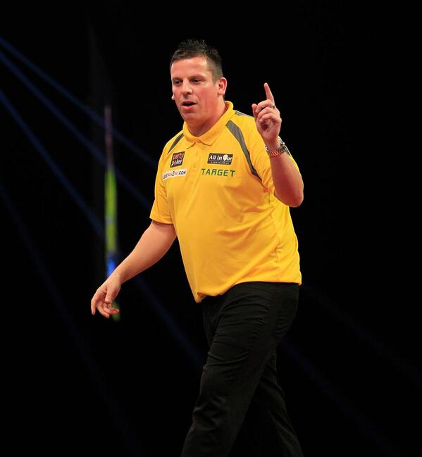 Dave Chisnall survives a late rally from James Hubbard to round off the afternoon session with a 6-3 triumph! #darts