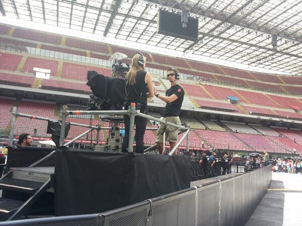Niall_Updatess's tweet photo. People at the stadium now preparing for filming the show in Milan tonight (Via @_NewsAbout1D_) 
 http://t.co/a6zChKpIWZ