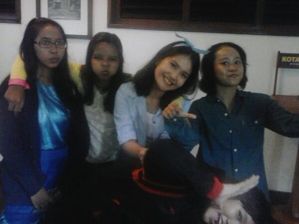 Otaknya udah pada kebalik -_- <a href="/minsuga19/">maudi</a> <a href="/chodianhs/">Dian</a> @ChoSteffy @WidyaItsme_ vj