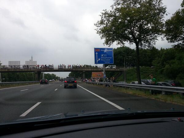 mulderronald's tweet photo. Leuk om te zien hoe enthousiast iedereen (net als ik) is over mijn nieuwe Volvo v40. #volvo #furness #TT http://t.co/ycY7O0RmwT