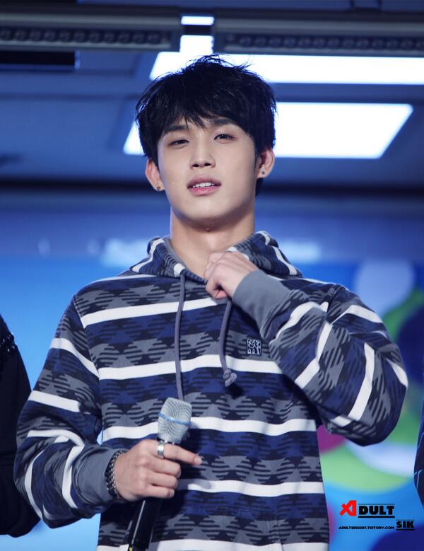 Adultsik0307's tweet photo. 140626 슈키라패밀리콘서트 #비투비 현식
http://t.co/rRDsTOnPYz
@BTOB_IMHYUNSIK 땀흘리는게 원래 이렇게 섹시한거니ㅠㅅㅠ♥ http://t.co/e1dY3yAwMF