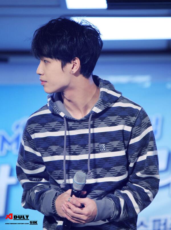 Adultsik0307's tweet photo. 140626 슈키라패밀리콘서트 #비투비 현식
http://t.co/OoIyXJxYSV
@BTOB_IMHYUNSIK http://t.co/EZMlHxgF2P