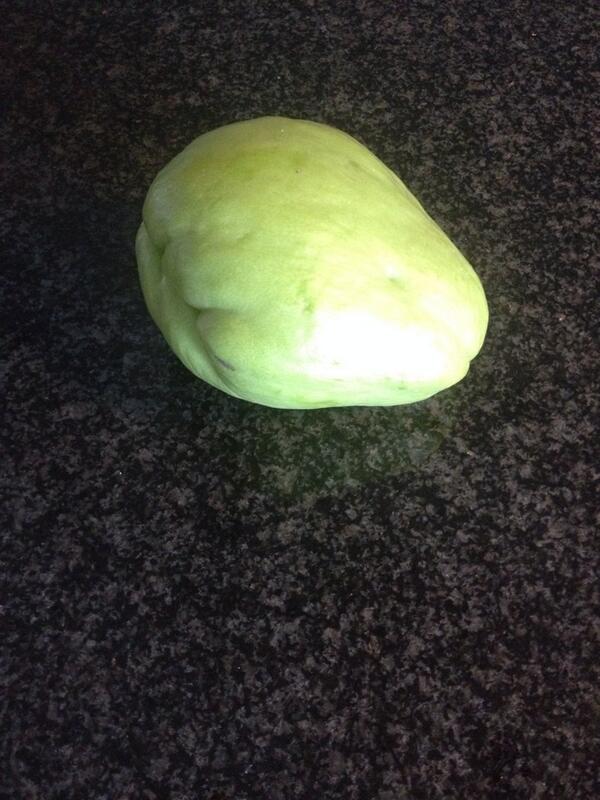 Wie weet wat dit is #clueless .. Vorm van peer , gladde schil , smaak van koolrabi .culinaire achterban raadplegen .
