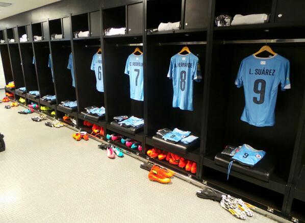Subrayado's tweet photo. . @AUFseleccion publicó foto del vestuario de Uruguay en Maracaná. "El lugar de Suárez intacto"!! Está su camiseta. http://t.co/4HNu1G9VBj