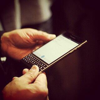falkenhjarta's tweet photo. My weakness is blackberry! So awesome with BB10. #bb10 #awesome #best #wakeup http://t.co/3iYMWsYCMY