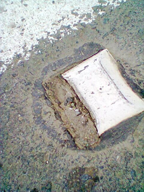 VeduriaC's tweet photo. Tachas que se deterioran y desprenden, con sus consecuencias posteriores. Vía Portoviejo Crucita, tramo: P. Cuz Verd http://t.co/lTdKsB8ZVL